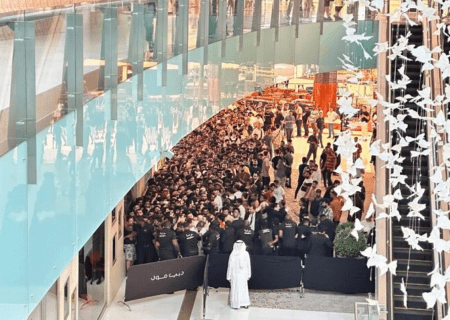 فیلم | ازدحام باور نکردنی خریداران آیفون ۱۵ در دبی مال!