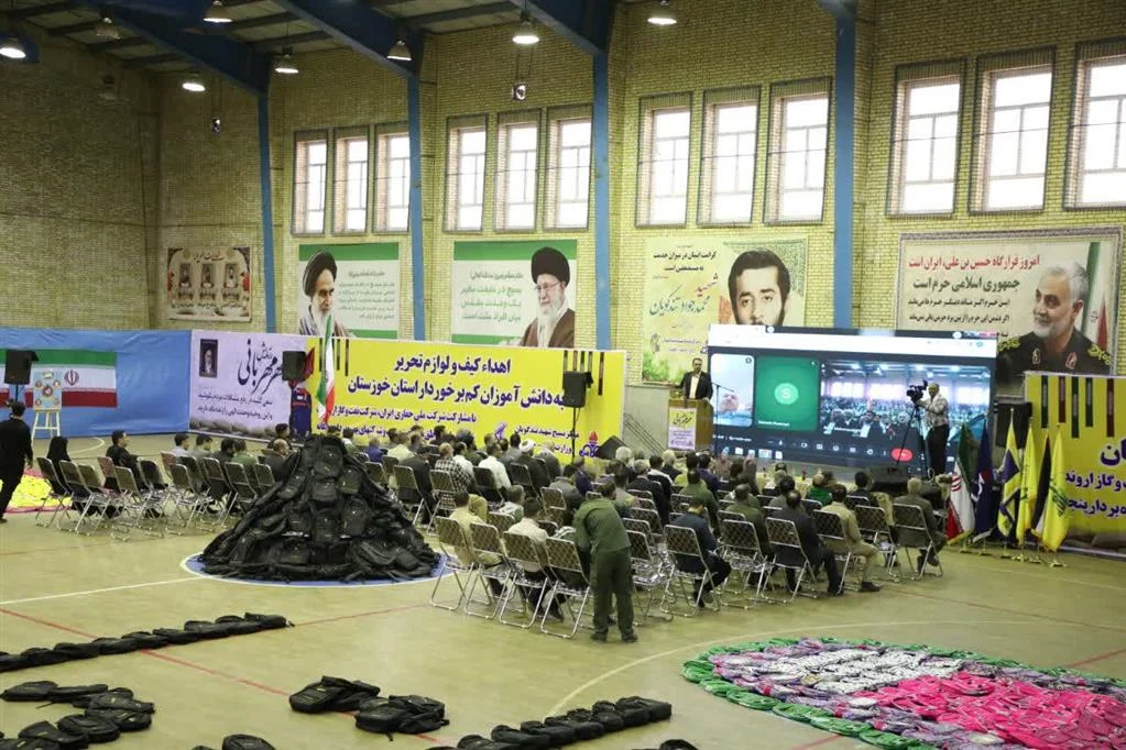 آیین اهدا بسته‌های تحصیلی به دانش‌آموزان کم‌برخوردار خوزستان برگزار شد/ اهدا ۵ هزار بسته تحصیلی توسط شرکت نفت و گاز اروندان